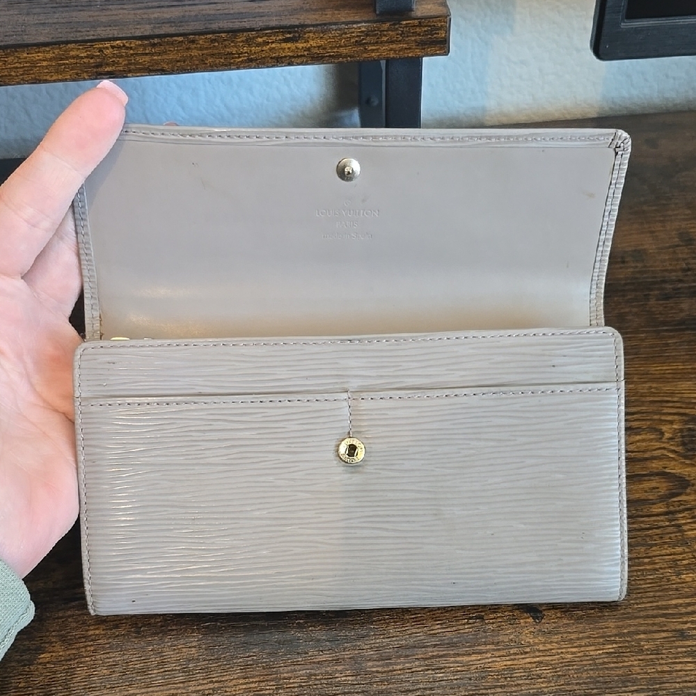 LV Epi Sarah Wallet - Picture 7 of 15